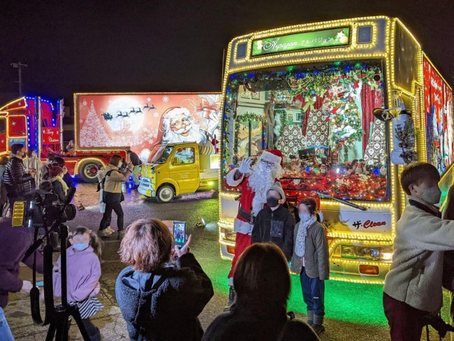 弘前周邊還有三輛廣告卡車“聖誕老人”的點燈展。