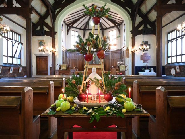 在弘前教會聖誕樹的聖誕節金字塔複製使用蘋果