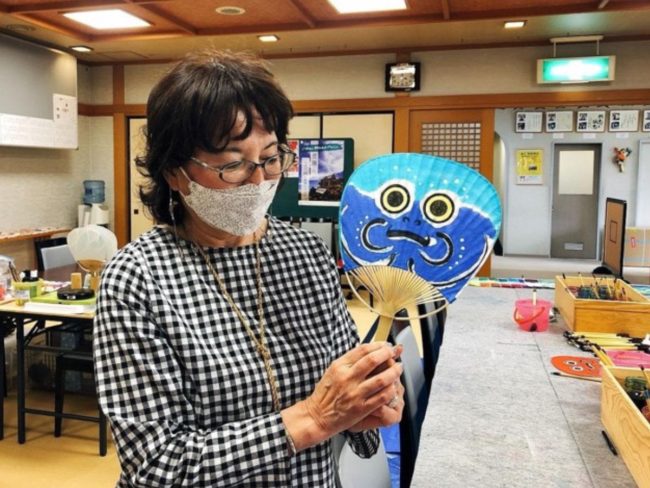 हिरोटा श्राइन में आओमोरी नेबुता तकनीक से पंखा बनाना