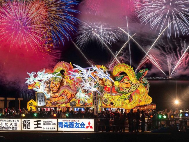 Lễ hội Aomori Nebuta kết thúc bằng pháo hoa trên biển