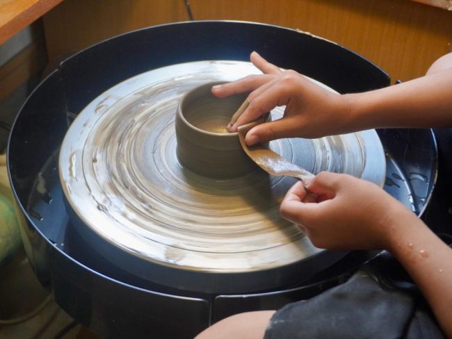 Kelas tangan Aomori "Fujiwara Pottery" Kanak-kanak tempatan membuat kerja musim panas mereka