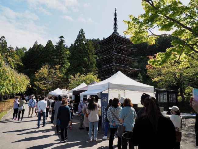 Ремесленное мероприятие «Токи-но Ити» в храме Сейрю-дзи в Аомори, созданное как место, где можно насладиться кимоно.