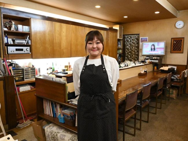 مالك مقهى هيروساكي "توب" من الجيل الثالث ، بعد عام واحد من ورث المتجر عن والدته