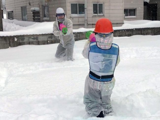 เกม Snow Survival "Sondo" ที่จะจัดขึ้นในฮิโรซากิ ปืนฉีดน้ำ ร่ม และลูกโป่งน้ำโดยใช้หมึก
