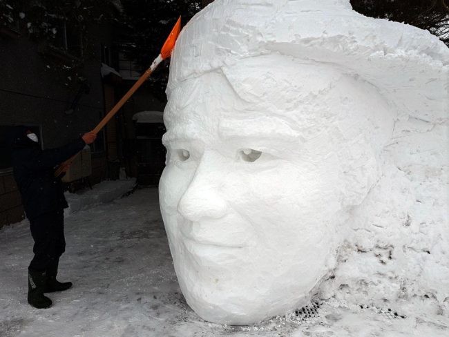 Una escultura de nieve de Shohei Otani en Hirosaki, producida por un alfarero local frente a su taller.