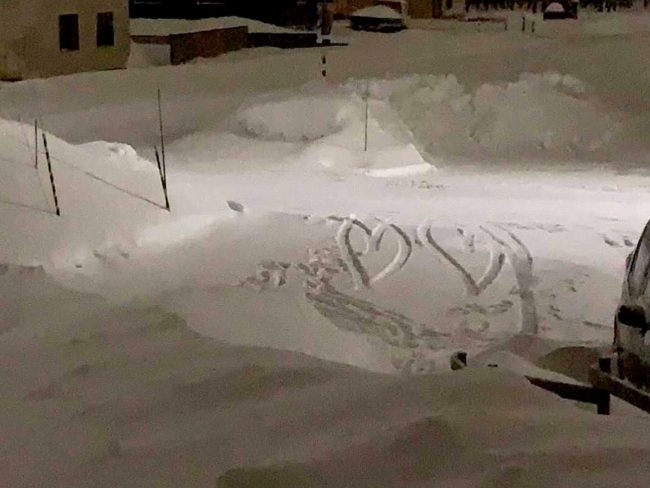 Heart-shaped tire marks in the parking lot of a cafe in Aomori SNS posting from the shop on the hill