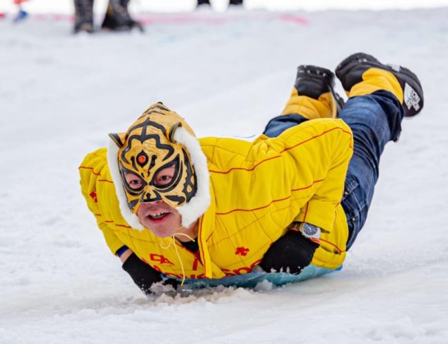 ``Sledding World Championship'' à Namioka, Aomori, où le record le plus rapide est de 25 km/h