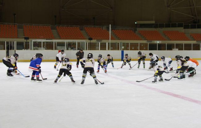 El equipo juvenil de hockey sobre hielo "Aomori Junior" practica con entusiasmo para el torneo de la prefectura