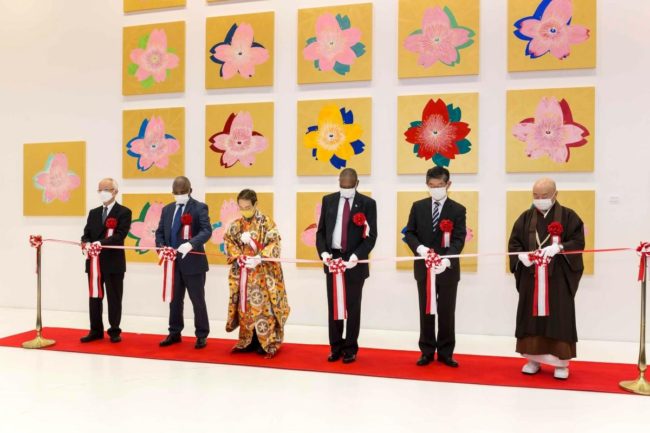 Ambassador of Botswana to Japan travels to Aomori to interact with Japanese painters and experience shoveling snow