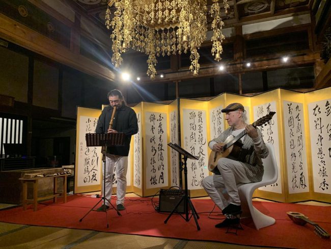 عازف الفلوت من هيروساكي يؤدي مع عازف الجيتار الأرجنتيني في معبد النصر الحي