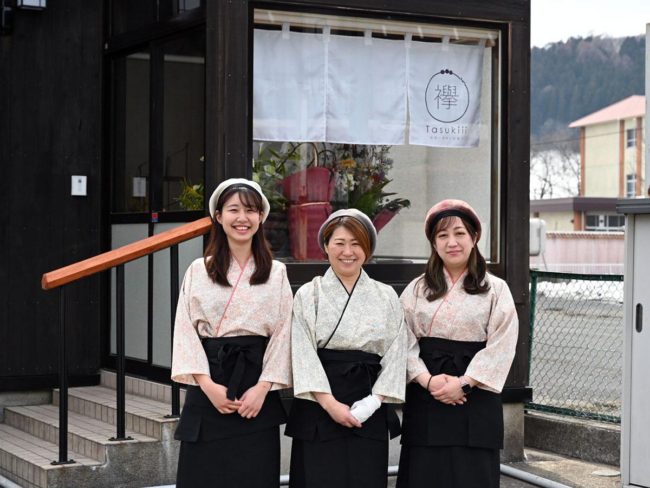 A confeitaria japonesa "Tasuki" nos subúrbios de Hirosaki oferece oyaki no estilo Nagano com um arranjo Tsugaru