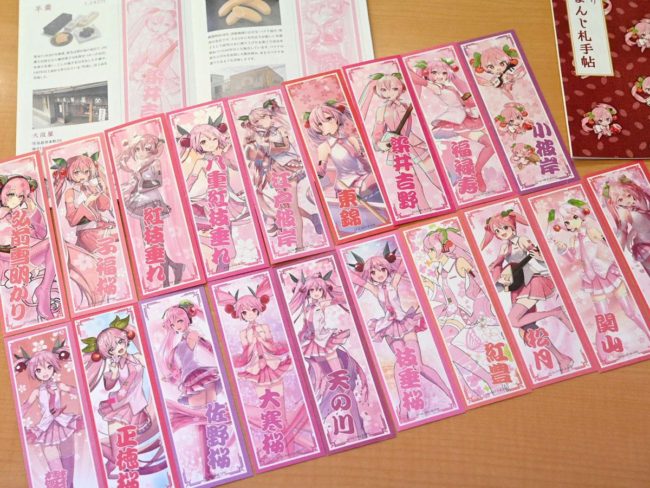 "ساكورا ميكو" وجولة الحلويات في هيروساكي تبيع المتاجر المشاركة أيضًا بطاقات لاصقة تحتوي على 19 نوعًا من الرسوم التوضيحية