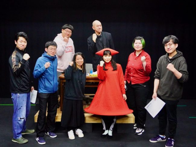 La compañía de teatro Aomori “Watanabe Genshiro Shoten” presenta dos obras seguidas sobre el tema “pensar en la guerra”