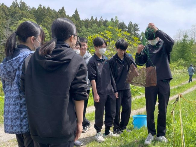 14 élèves du secondaire participent à une session d'étude environnementale organisée par le groupe pour protéger Shinaimotsugo à Hajiro, Aomori