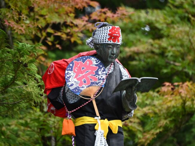 弘前公園的二宮金次郎雕像化身節日服裝，為睡魔祭做準備