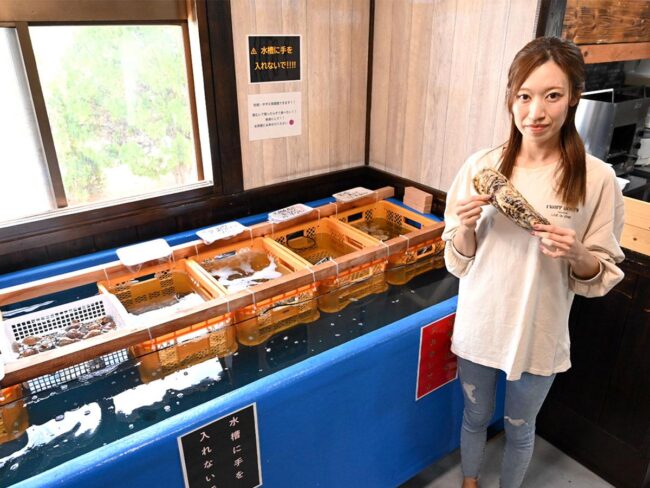 「Uo-Uo」是位於弘前市的一家帶魚缸的熟食和便當店。我們也購買和銷售來自全國各地的活貝類。