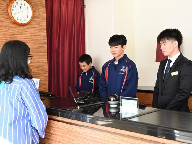 當地國中生在弘前市多米酒店體驗整理床鋪及服務顧客等工作。