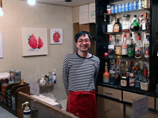 Ipinagdiriwang ng Hirosaki bar na "Mansikka" ang ika-10 anibersaryo nito sa DJ event kasama ang mga regular na customer at analog record