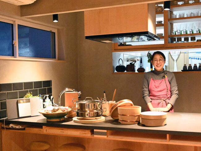 青森縣黑石市一家設有烹飪課程的咖啡館 Yobisha 重新裝修了家庭住宅