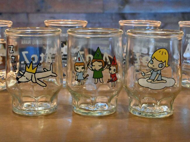 奈良美智設計的杯子17年後在弘前的一家咖啡館被發現