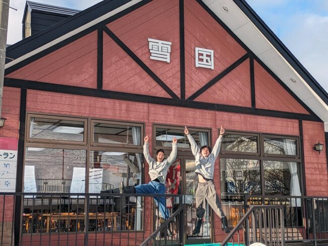 三名當地年輕人出於公關目的，擔任青森縣大鱷市一家滑雪度假村餐廳的代理商。