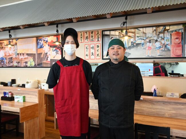 नामिओका, आओमोरी में रेमन की दुकान "बुनशिरो", "शोवा रेट्रो" थीम वाला इंटीरियर, जादू शो
