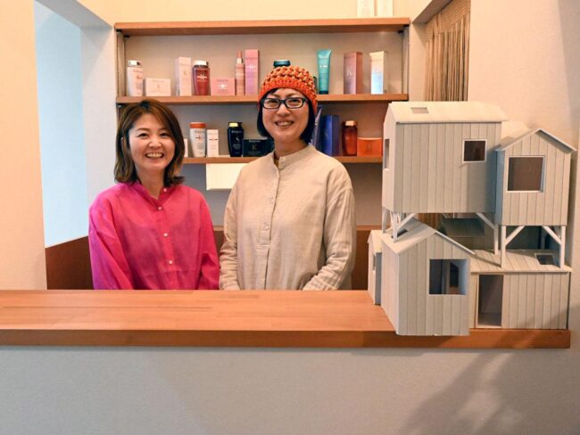 Dois colegas colaboram no salão de beleza “Ichi” no Santuário Hirosaki Hachimangu