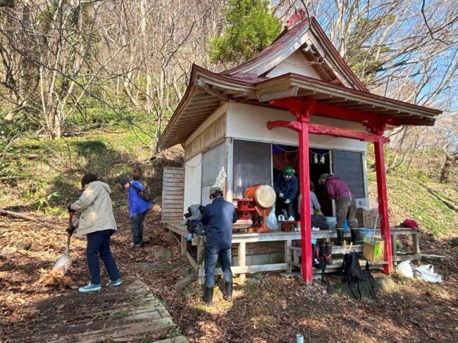 ชาวบ้าน 16 คนเข้าร่วมการทำความสะอาดศาลเจ้าเบ็นไซเท็นในเมืองอาซามุชิ และยูโนชิมะ จังหวัดอาโอโมริ