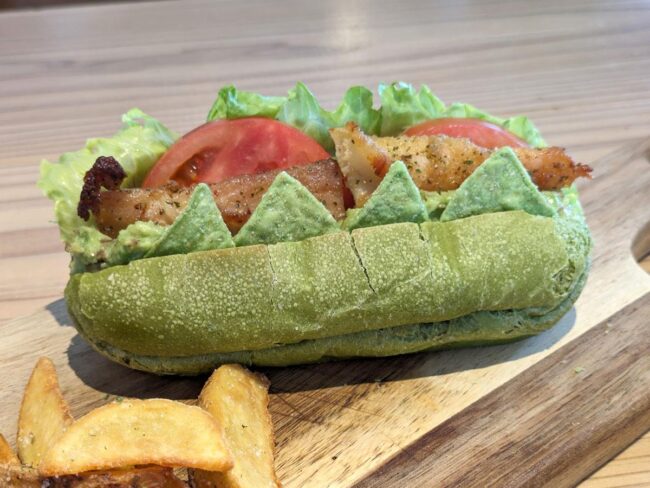 Café-bar à Owani, Aomori vend des hot-dogs à la viande de crocodile – idée de jeu de mots