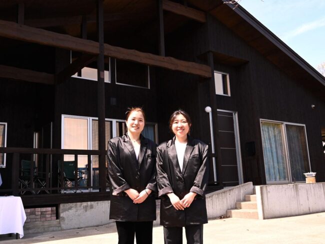 Две женщины в возрасте 20 лет открывают Отабио, арендуемый отель недалеко от храма Ивакияма.