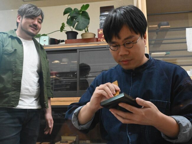 Вьетнамский дизайнер останавливается в Хиросаки, чтобы изучить лаковые изделия Цугару, и посещает Японию через SNS.